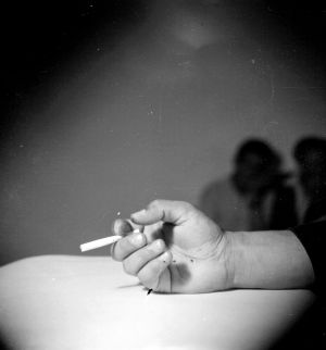 MUO-030634: Studija ruke i cigarete: negativ