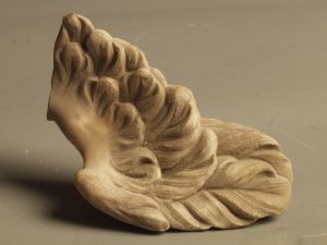 MUO-002812: Fragment anđeoskog krila: fragment kipa
