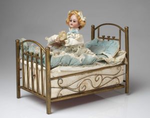 MUO-028536: Lutka s krevetom: lutka s krevetom
