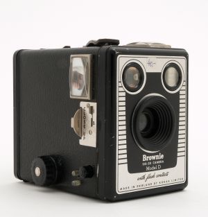 MUO-046285: Kodak Brownie Six-20 Model D: fotoaparat