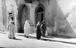 MUO-035697: Žene na ulici II, Casablanca, 1954.: fotografija