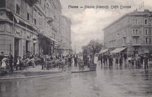 MUO-042486: Rijeka - Adamičev trg s kavanom Europa: razglednica