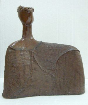 MUO-050339: Gospoja u smeđem: keramoskulptura