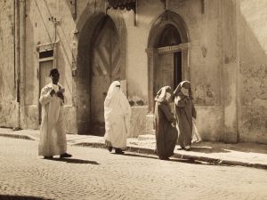 MUO-035600: Žene na ulici I, Casablanca, 1954.: fotografija