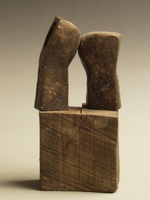 MUO-040911: DVA SUČELJENA AMORFNA OBLIKA: skulptura : model (?)