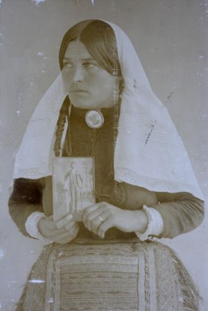 MUO-044557/67: Anđa Stipanović u narodnoj nošnji: fotografija