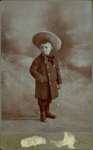 MUO-046135: Dječak sa šeširom: fotografija