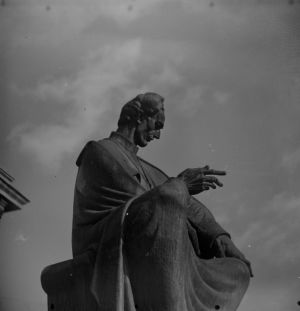 MUO-030813: Spomenik Josipu Jurju Strossmayeru: negativ