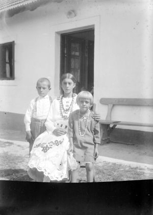 MUO-047774: Dragica Jakić i dvoje djece: negativ