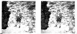 MUO-035129/20: Dječak pred kamenim zidom: stereodijapozitiv