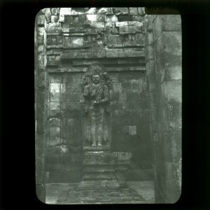 MUO-035118/40: Skulptura na budističkom hramu: dijapozitiv