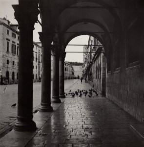 MUO-048555: Pogled na Stradun kroz trijem palače Sponza: fotografija
