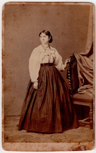 MUO-039003: Žena u bijeloj bluzi: fotografija