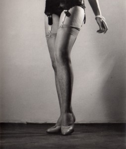 MUO-055892: Portret ženskih nogu u halterima.: fotografija