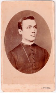 MUO-036850: Portret mladog svećenika: fotografija