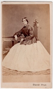 MUO-030317: Žena u historicističkom stolcu: fotografija