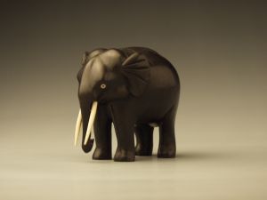MUO-000272: slon: figura : minijaturna rezbarija