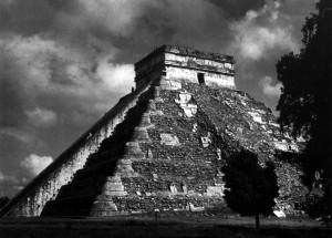 MUO-030256/04a: Piramida "El Castillo",  kultura Maya: fotografija