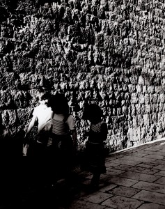 MUO-048507: Uz kameni zid: fotografija