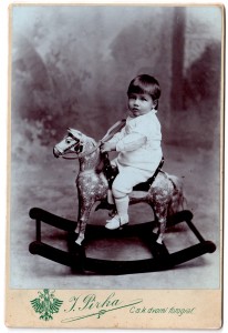 MUO-011557/24: Dječak na konjiću za njihanje: fotografija