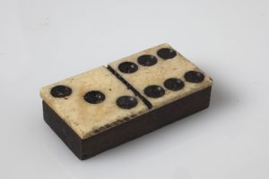 MUO-051650/28: Domino: pločica za domino