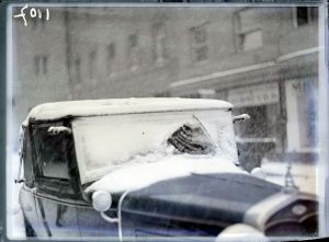 MUO-042123: Automobil u snijegu: negativ