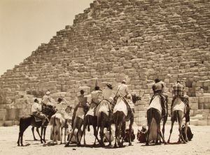 MUO-035596: Pred piramidom, Gizeh, 1956.: fotografija