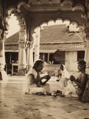 MUO-035604: Pred hramom,  Bombay, 1955.: fotografija