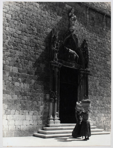 MUO-060399: Ispred Franjevačkog samostana u Dubrovniku: fotografija