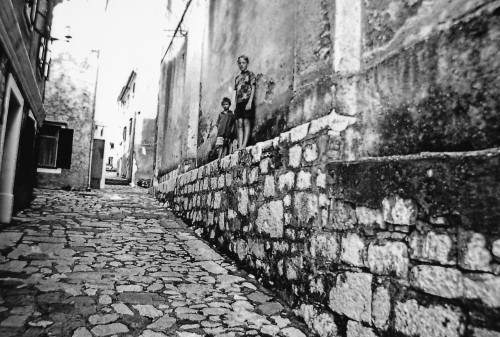 MUO-057886: Dva dječaka stoje na zidu u Bakru: fotografija