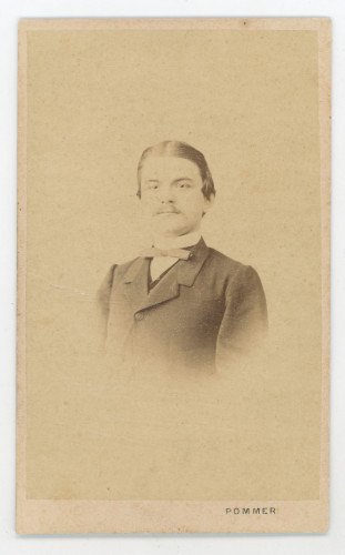 MUO-005580/08: Poprsje mladića: fotografija