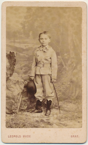 MUO-038611: Dječak u lovačkom odijelu: fotografija