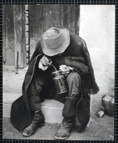 MUO-024051: Ručak siromaha Iz ciklusa ''Ljudi s ulice'': fotografija
