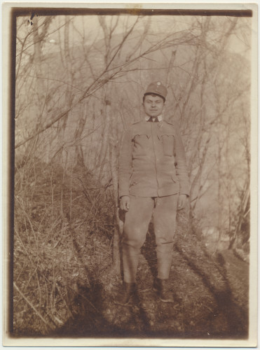MUO-036545: Vojnik u šumi: fotografija