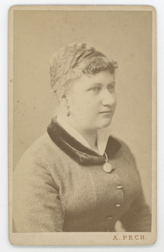 MUO-005609/34: Gospođa s medaljonom: fotografija