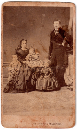 MUO-007812: Franjo Mički sa suprugom i djecom: fotografija
