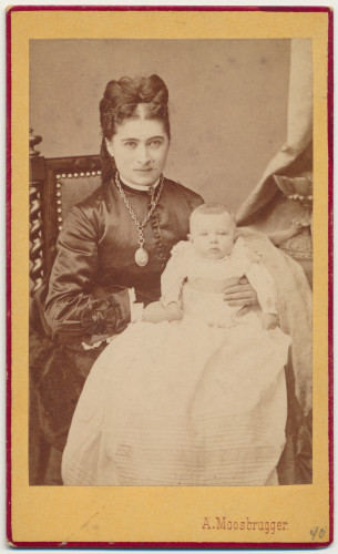 MUO-006094/30: Supruga nadvojvode Heinricha s djetetom: fotografija