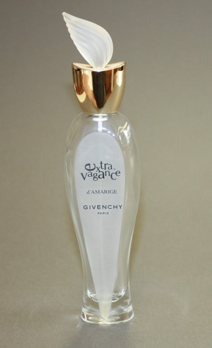 MUO-042401: Givenchy extravagance d amarige: bočica za parfem
