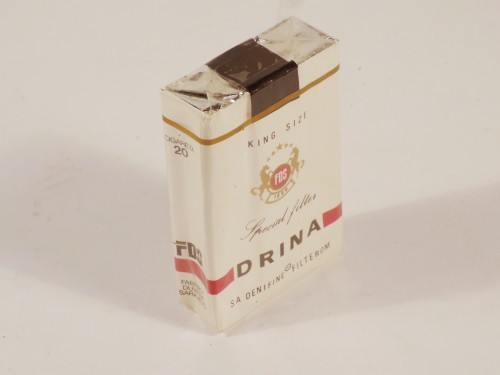MUO-057744: Drina sa denifine filterom: kutija cigareta