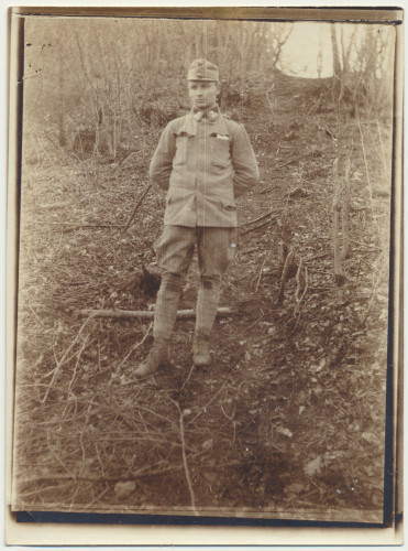 MUO-036550: Vojnik na šumskoj stazi: fotografija