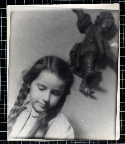 MUO-027776: Portret djevojčice s pletenicama: fotografija