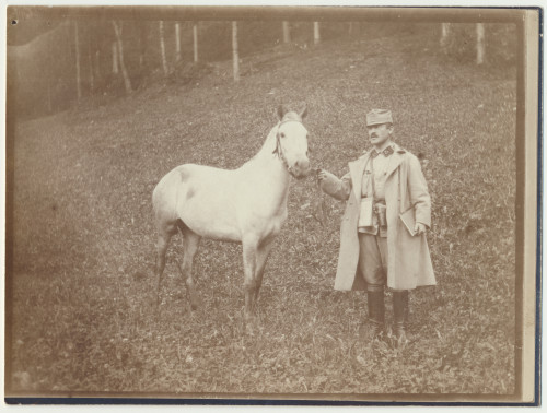 MUO-036500: Oficir s konjem: fotografija