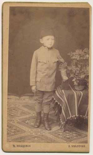MUO-029712: Dječak u vojničkoj uniformi: fotografija